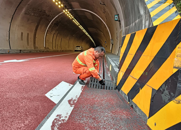 �������r���٣��¾��@һȺ����ɫ���ڄ���