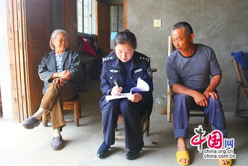 常德石門交警:警民同勞動(dòng) 扶貧暖人心