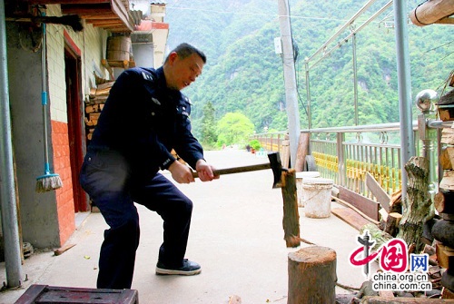 常德石門交警:警民同勞動(dòng) 扶貧暖人心