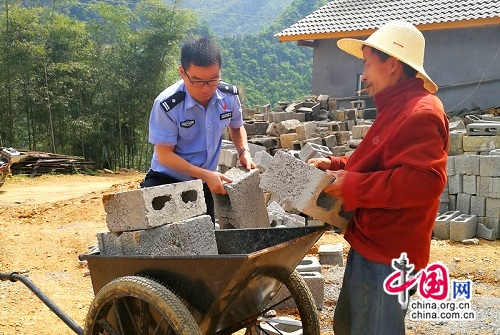 常德石門交警:警民同勞動(dòng) 扶貧暖人心