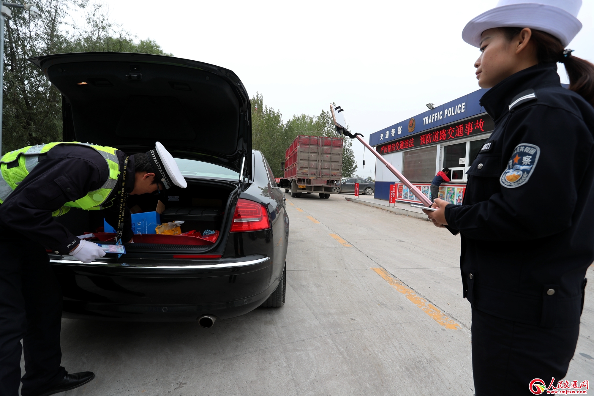 ɽ���\(y��n)���}����������΢ֱ�����A��Ƭ�^(q��)���нy(t��ng)һ�Є�(d��ng)���ع⽻ͨ�`���О�