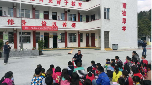 ���Լ�����ϯ��ȫ�١���ƽ��У�@�У�50������������ ���MУ�@���ώ�