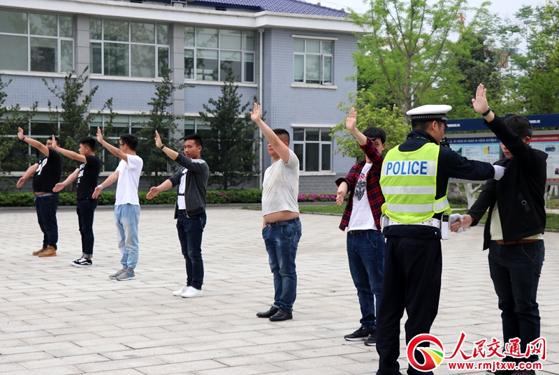 ���½���ֱ��һ���(du��)�M����Ƹ�f(xi��)���_չ��ǰ��Ӗ(x��n)��