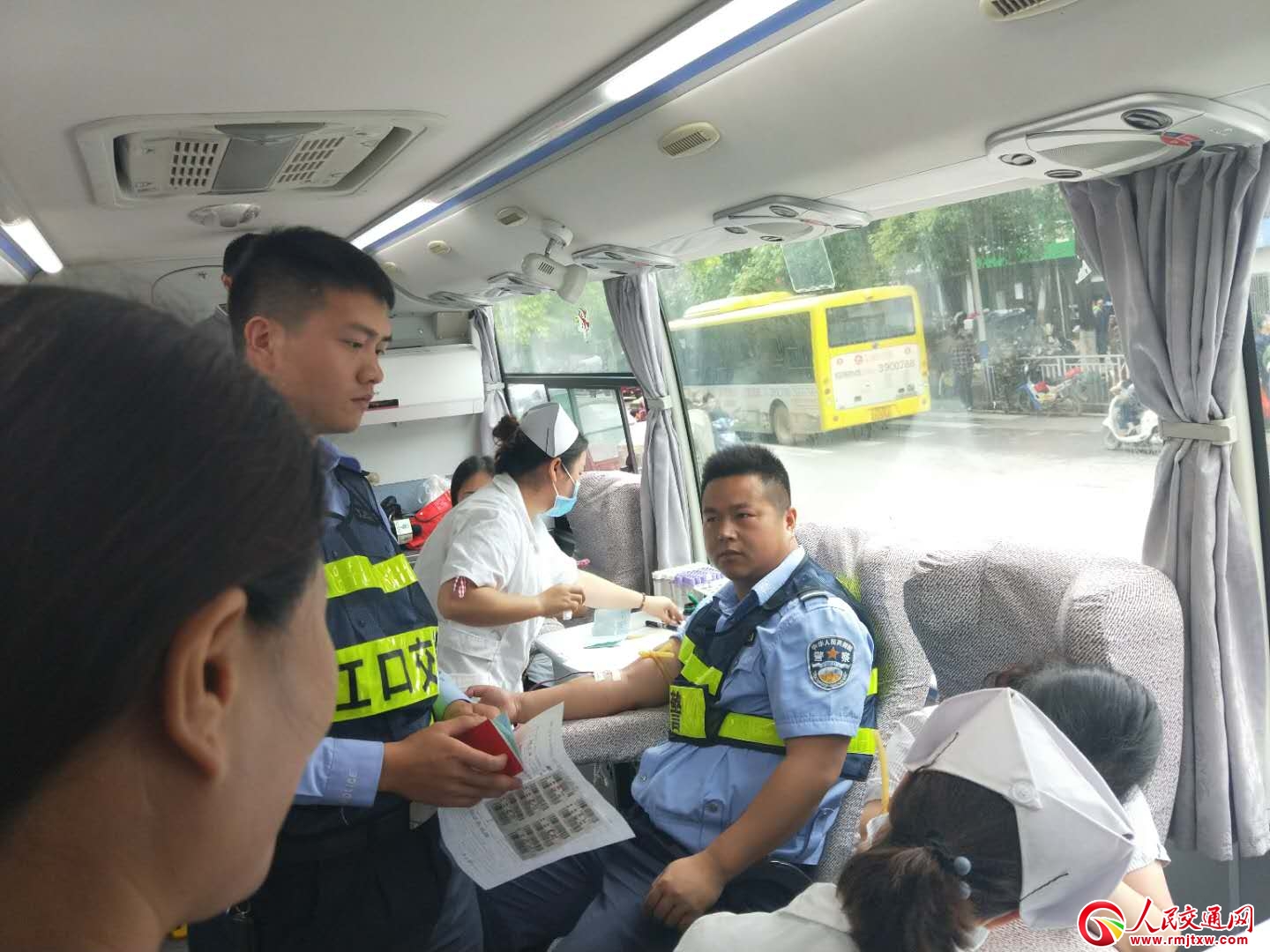 �F�ݽ��ڽ����M�F(tu��n)���ӟo���I(xi��n)Ѫ���(d��ng)