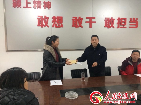 ���՝}�Ϲ�·�־ִ���(ji��)ǰ��ͷ������y���͜�ů