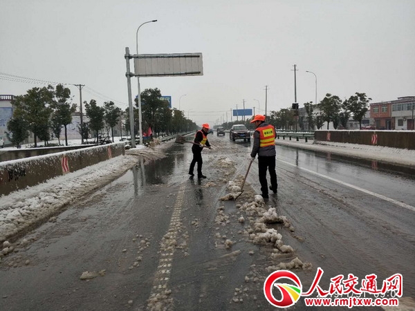 ���՝}�Ϲ�·�־ֆ�����ѩ��⑪���A�����r��ѩ��ˮ����ͨ