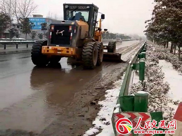 ���՝}�Ϲ�·�־ִ���(ji��)������ѩ��������ͨ