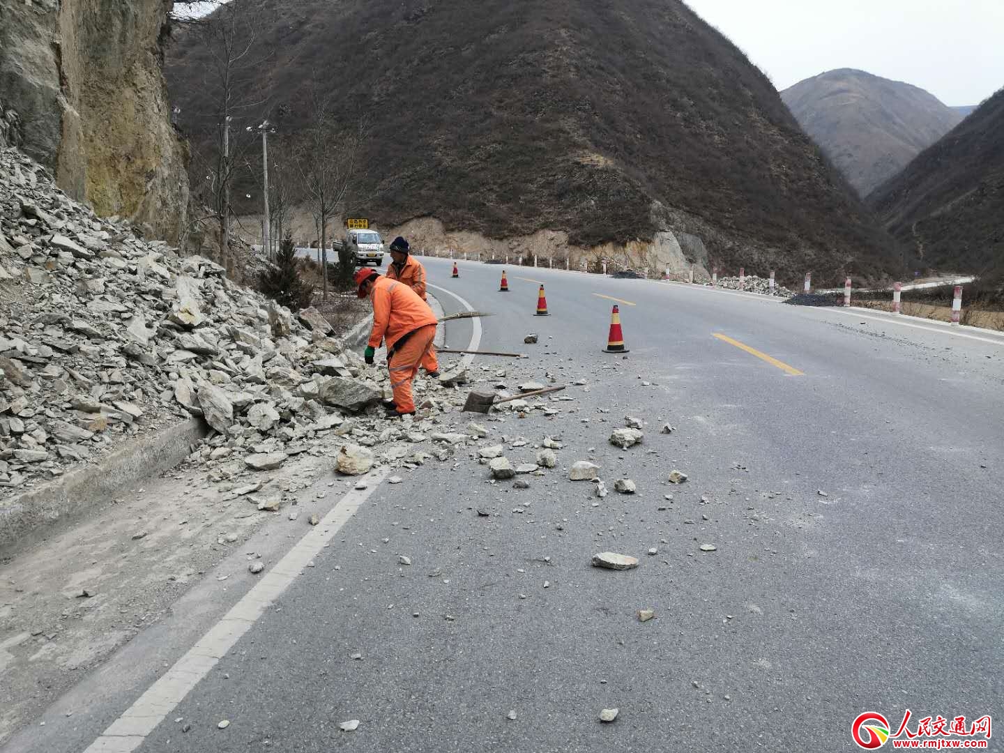 ���C��ɽ��·�μ��r(sh��)����·����ʯ���ϴ���(ji��)���g��·��ͨ