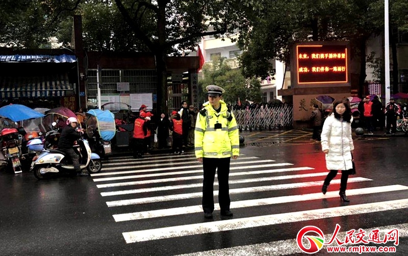 ���ϳ��½���ֱ��һ���(du��)�����(xi��ng)��ʩ���o(h��)�l(w��i)�_�W(xu��)��ͨƽ��