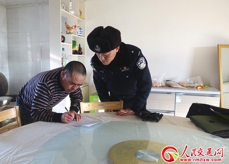 �����ھ�·�ϵ�СҦ����