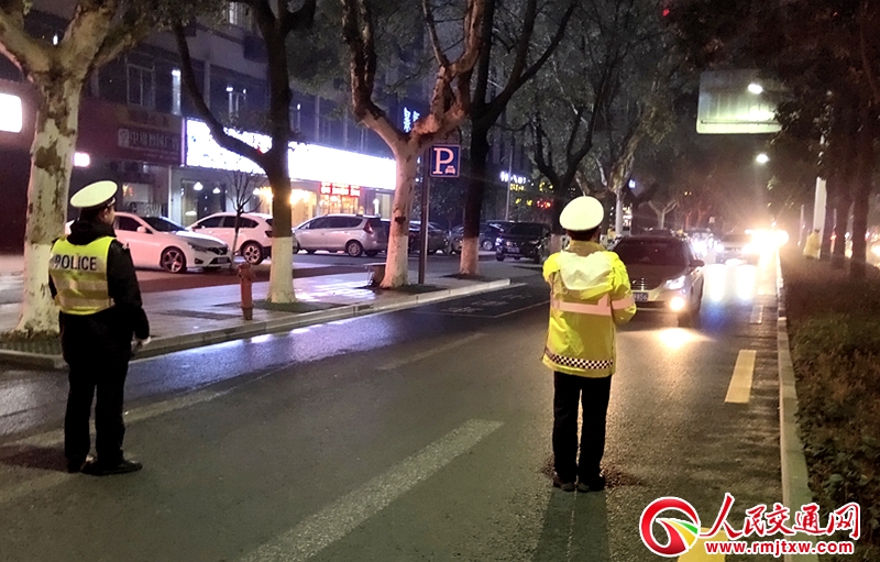 ���ϳ��½���ֱ��һ���(du��)��ʷ�����(y��n)�����{�������_��Ļ