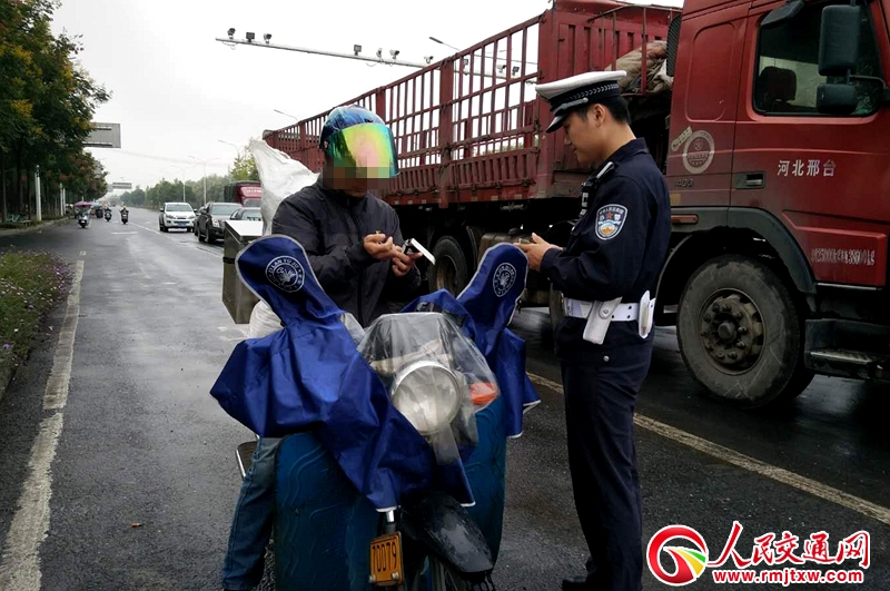 ���ϳ��½���ֱ��һ���(du��)����Ħ��܇�`�����ν�ͨ��ȫ����