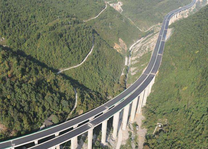 �ƵZ������\�d �������Ї�������ʮ���깫·��ͨ�l(f��)չ�ɾ;C��