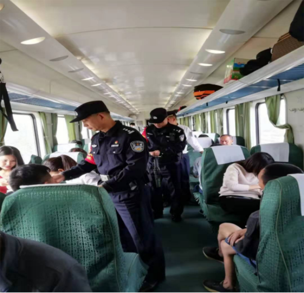 ��(du��)��ǧ������(sh��)ʩ���z ���ϑ��F�˾����򿨡����M(j��n)�����o(w��)һ���e(cu��)