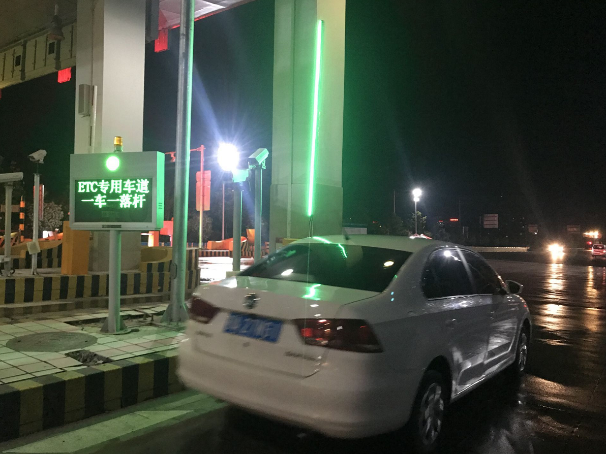 ������Ͷ��������˾ԇ�c(di��n)�_չ���M(f��i)�F(xi��n)��(ch��ng)܇���ڗU��LED����С��(chu��ng)��