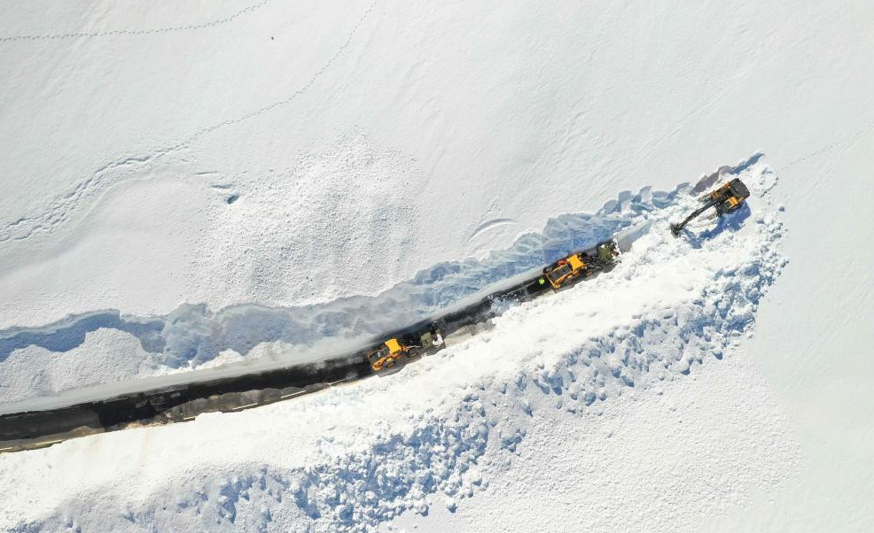 Ų��ɽ�ڰ�ѩ�}�} �Pѩ܇�����_(k��i)��