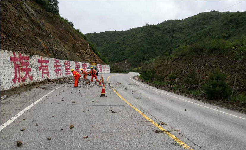 ���C��ɽ��·�μ��r������ʯ��������ͨ