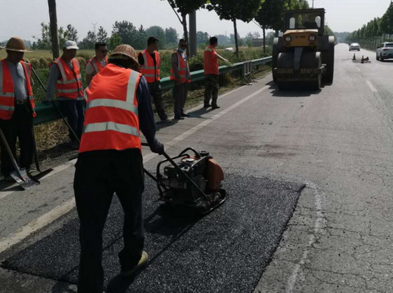 ���՝}�Ϲ�·�־ֶ��e�뱣�ϸ߿����g��·��ȫ��ͨ