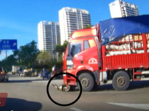 ���Ϻ���ͻ�l(f��)��ͨ�¹� һ��؛܇ײ��늄�(d��ng)܇��1������