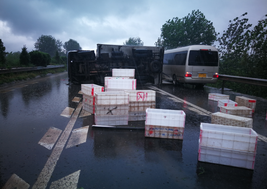 ����·�����l(f��)�¹ʣ�С��؛܇�ȷ����ٹ�·