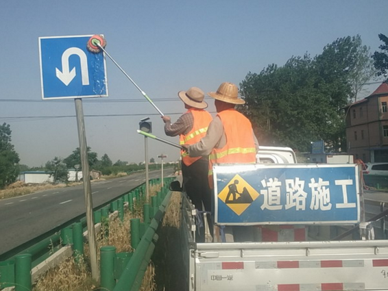 ���՝}�Ϲ�·�־ּӏ�(qi��ng)��·�ؾ�(xi��n)�O(sh��)ʩ�B(y��ng)�o(h��)��������(w��)ˮƽ