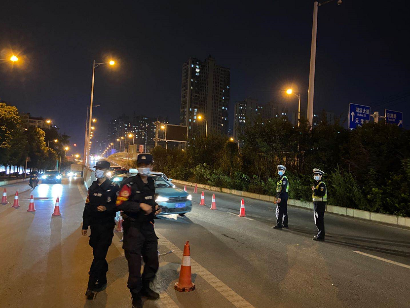 �����Sʯ������ɽ����(li��n)���ؾ�ҹ����{�������������������Є�(chu��ng)��