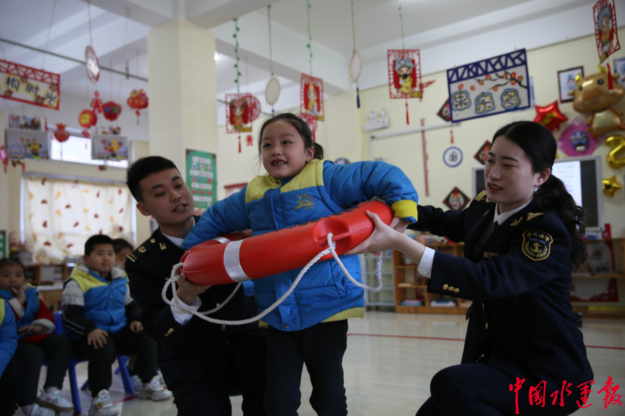 �B�Ƹۺ��¾��_չˮ�Ͻ�ͨ��ȫ֪�R�M(j��n)У�@���