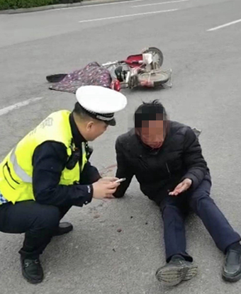 �ӱ�������Ⱥ�����U(xi��n)�܂� �񾯟��ľ��o(h��)