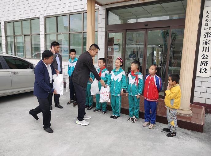 ���Ҵ���·�ι����_չ����һ����ͯ��(ji��)ο�����