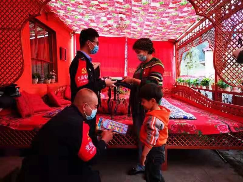 ����һ����ͯ��(ji��)ο��ؚ����ͯ ������һ�ҡ��~ˮ����