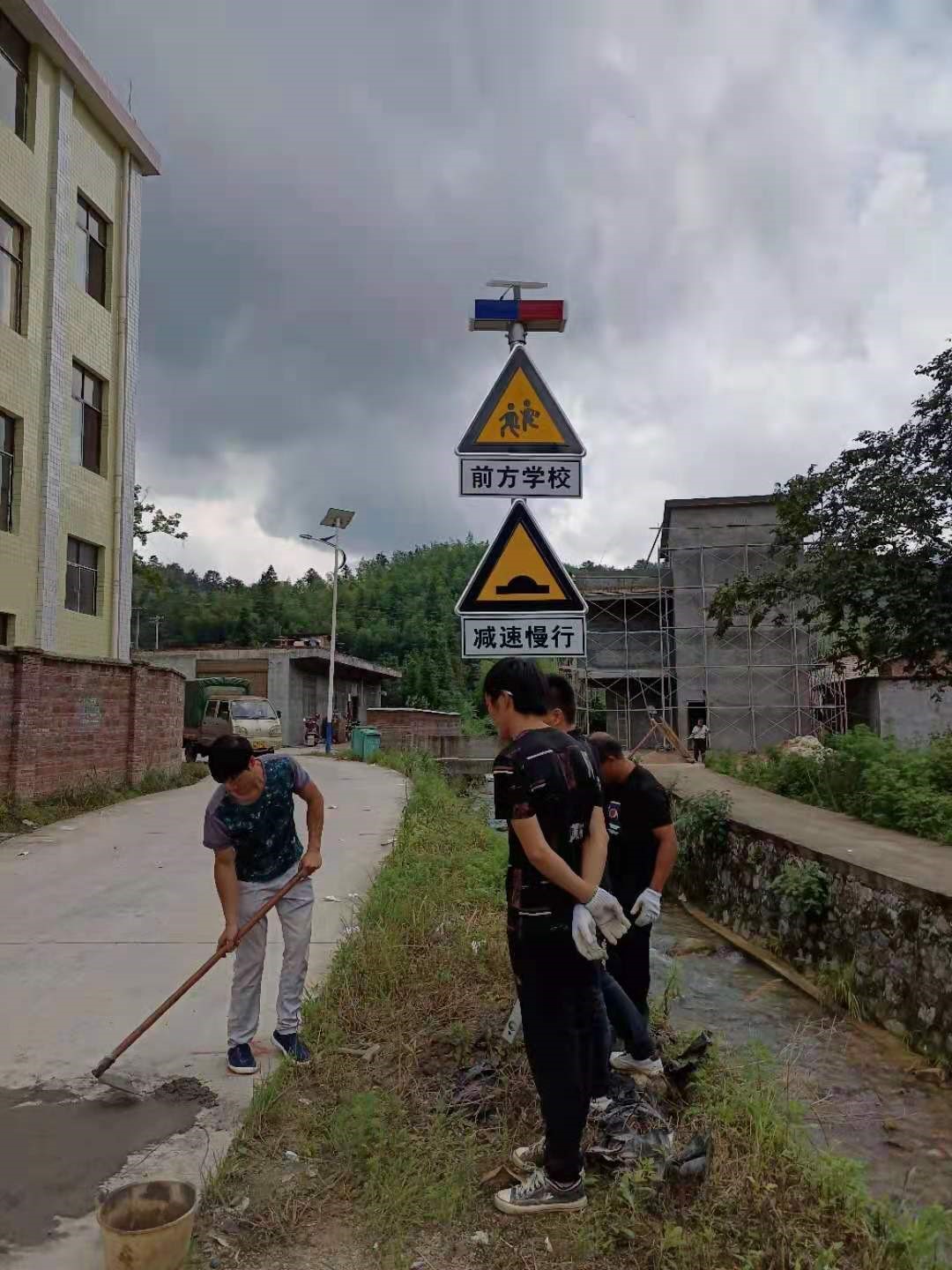 ����ʡ��ǿh��ƺ�(zh��n)��(y��u)��У�@��߅��ͨ��ȫ�O(sh��)ʩ